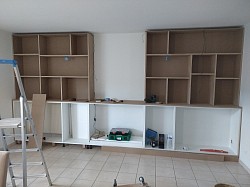 Bibliothèque sur-mesure en cours d'installation