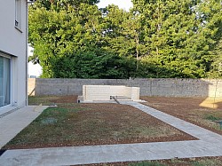 Début du montage d'un cabanon de jardin